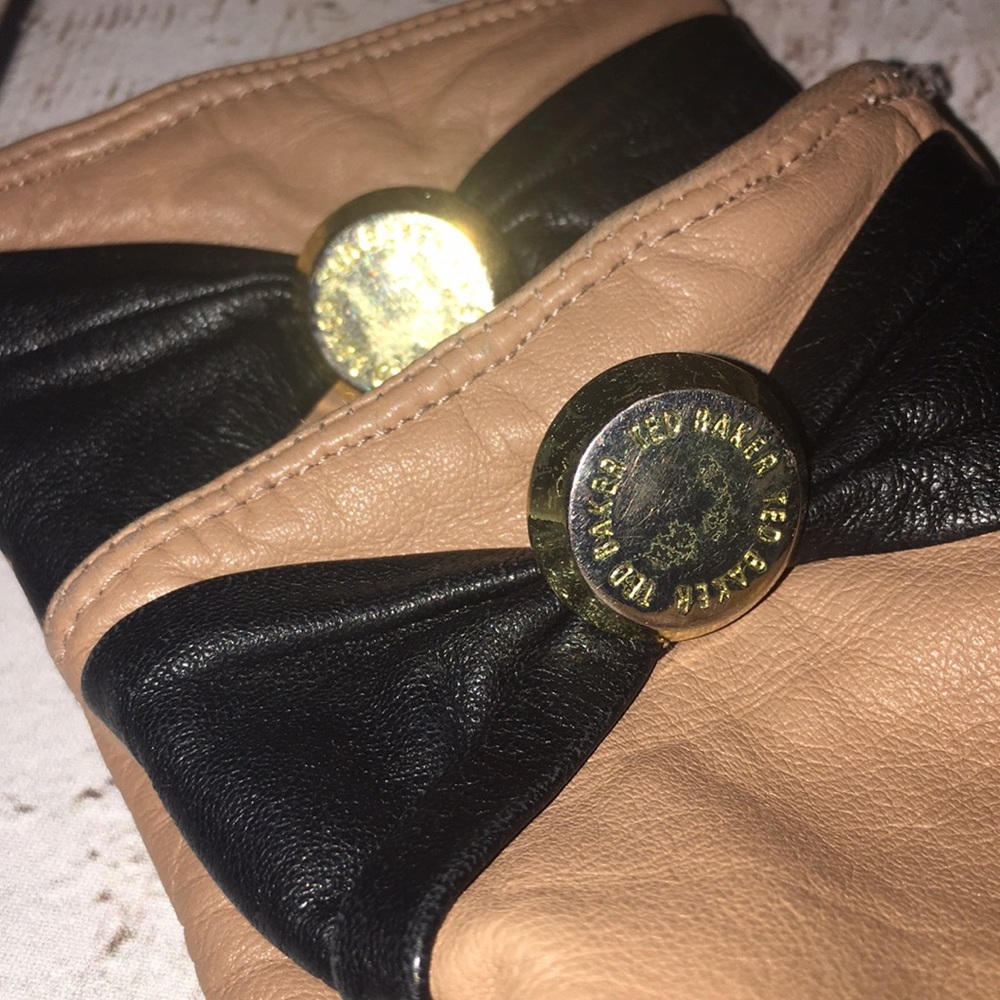 TED BAKER leather gloves w/black bow & hardware - Picture 4 of 8